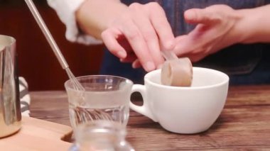 Plastik kaşıktan çikolata tozu dök