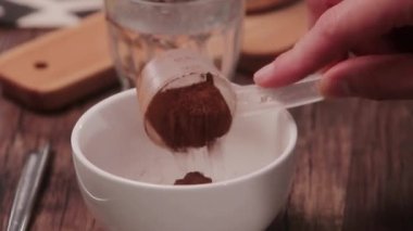 Plastik kaşıkla çikolata tozu koymak 