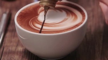 Garnitür Çikolata Şurubu Ekleme Süreci