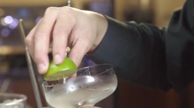  Cover the edge of the glass with Lime - Close Up