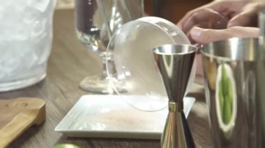 Cover the edge of the glass with powder - Close Up