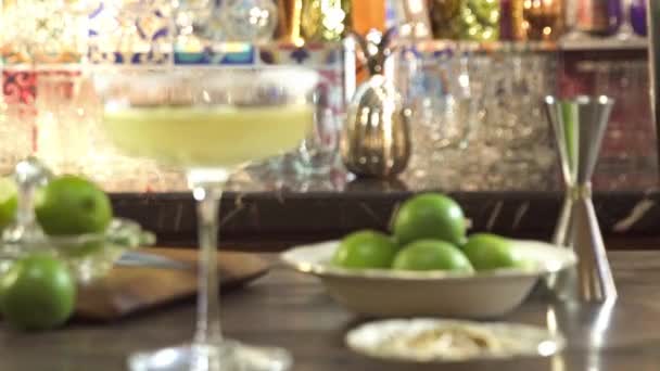Lime Drink White Powder Sprinkles Pull Focus — Vídeos de Stock