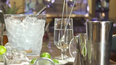 Smearing Powder To All Edge Of Glass - Static