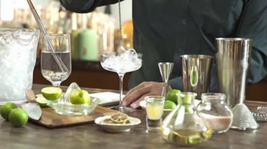  Stir Ice In A Glass With A Spoon - Static