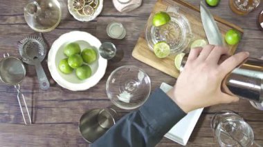 Take enough ice to the shaker and glass