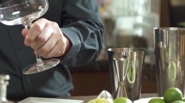 Take Ice to the Glass with a Scoop