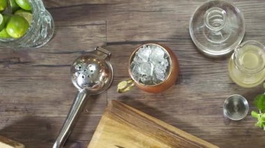  Put a slice of lime on the ice.