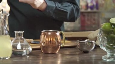 Put the ice cubes then stir with the spoon bar