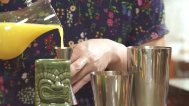 Measuring Yellow Juice for Shakers with Jigger