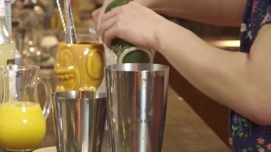 Put Ice On Tiki Glasses With Ice Scoop - Static