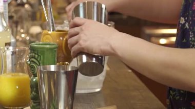 Put Ice With Ice Scoop - Static.