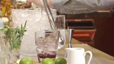  Add Ice to the Syrup Water Mix