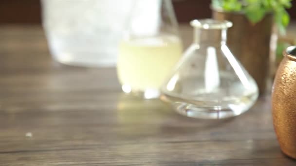 Garnish Leaves Cold Drinks Pan Left Right — стоковое видео