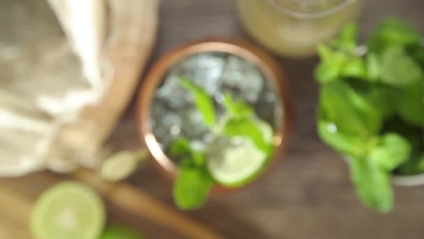 Garnish Leaves Ice Drinks Pull Focus — Vídeos de Stock