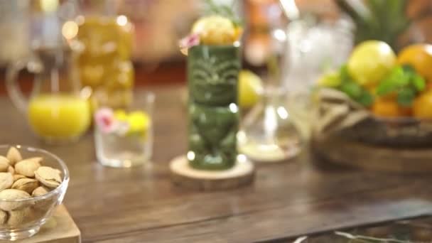 Beautiful Drinks Green Tiki Glass — Video Stock