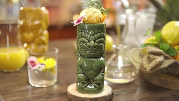 Beautiful Drinks Green Tiki Glass — Stock video