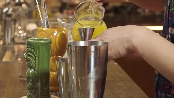 Measuring Yellow Juice Shakers Jigger Static — Vídeo de stock