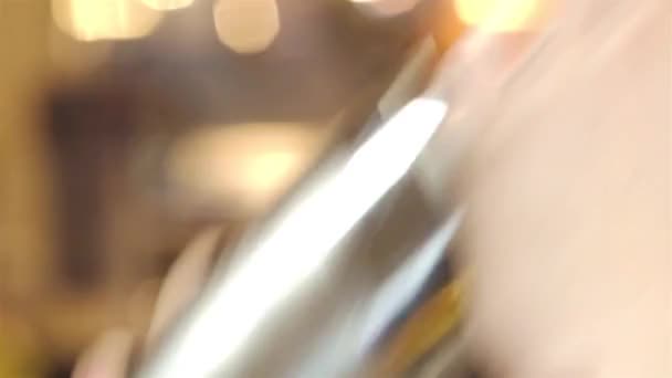Shuffle Iron Shaker Quickly Close — стоковое видео