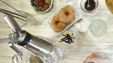  Pour Blender Drinks Into a Glass