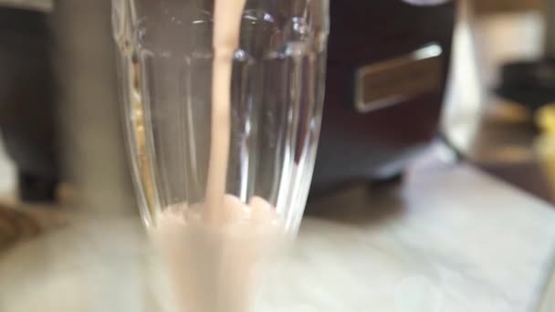 Pour Glass Slowly Close — стоковое видео