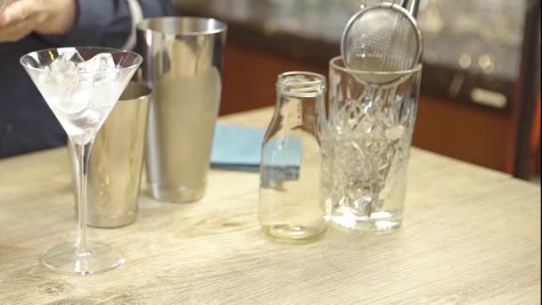 Pour Black Water Small Shakers — стокове відео