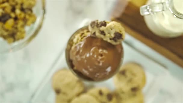 Chocolate Mousse Chocolate Cream Topping Cookies Pull Focus — стоковое видео