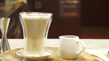 Honeycomb Latte Appearance - Pull Focus