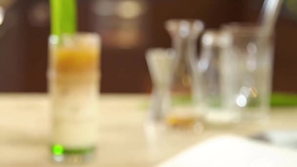 Ice Latte Garnish Pandan Pull Focus — стоковое видео