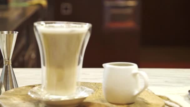 Honeycomb Latte Appearance Pull Focus — ストック動画