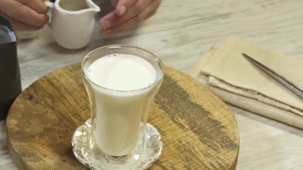 Додавання Достатньо Кави Молока — стокове відео