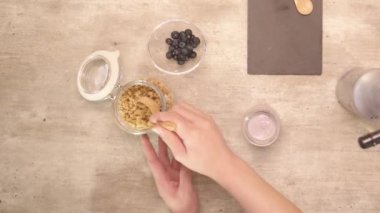 Yoğurda kaşık kepçeleme tahılının üst görüntüsü - statik.