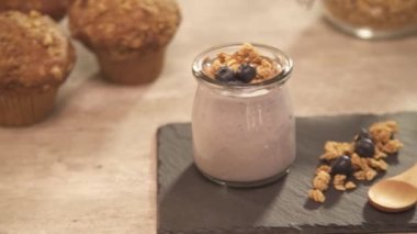 Bardakta yoğurt, masada kek var. Sola kaydır..