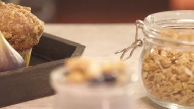 Yoğurtlu granola ve yaban mersinli en üstte - geri vites.