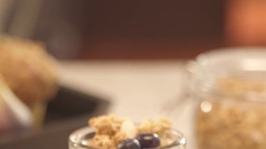 Yoğurtlu granola ve yaban mersini üstte - kaide aşağı.