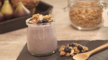 Yoğurtlu granola ve yaban mersinli - statik.