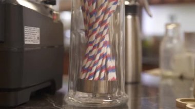 Krem şantili ve samanlı bir bardak içki.