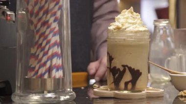 Bardak altlığına cam içeceği koy, sonra da içine saman koy.