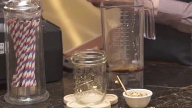 Blenderin içine dökülen cam şişeden süt
