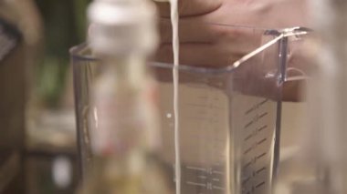 Süt karıştırıcıya döküldü - kaide yukarı 