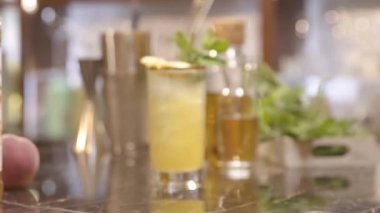 Masada şeftalili bir içki - rafa odaklan