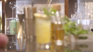 Şeftalili ve biberiyeli bir içecek.