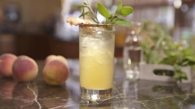 Şeftalili bir bardak içki.