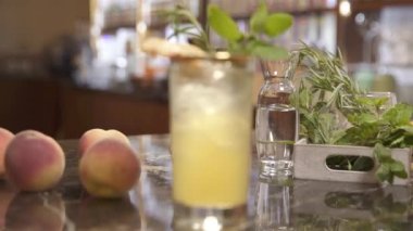 Şeftalili bir bardak içki.