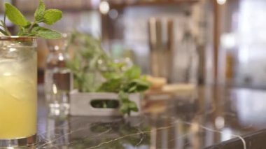 Şeftalili ve biberiyeli bir bardak içki.