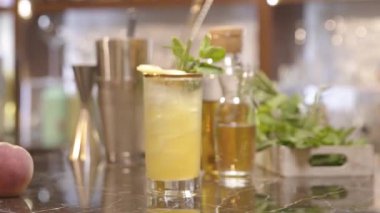 Masada şeftalili bir bardak içki.