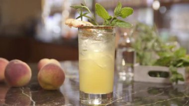 Şeftalili ve biberiyeli bir bardak içki.