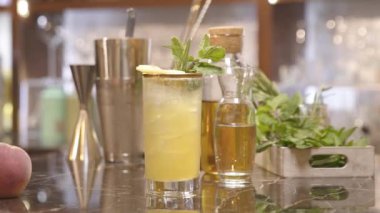 Masada şeftalili bir bardak içki.