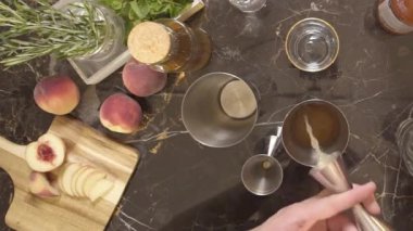 Sallansın diye jigger 'a şerbet döküyorum.