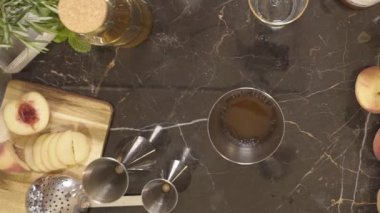 İçkiyi buzla karıştırarak karıştırıyorum.