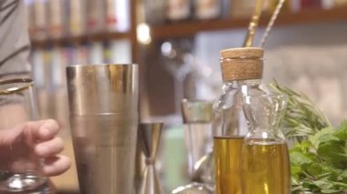 Adam bardağa biraz buz döktü.